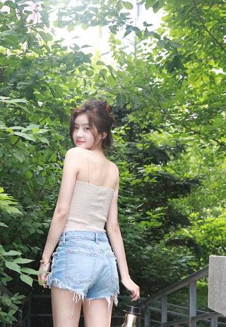 美女光屁股无内裤无遮挡图片 第3季