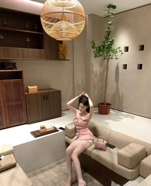 女大学生兼职秘密工作