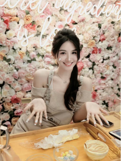 女生扒开尿口